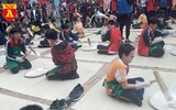 Học sinh Hà Nội thích thú thi gói bánh chưng, giã bánh dày, viết thư pháp